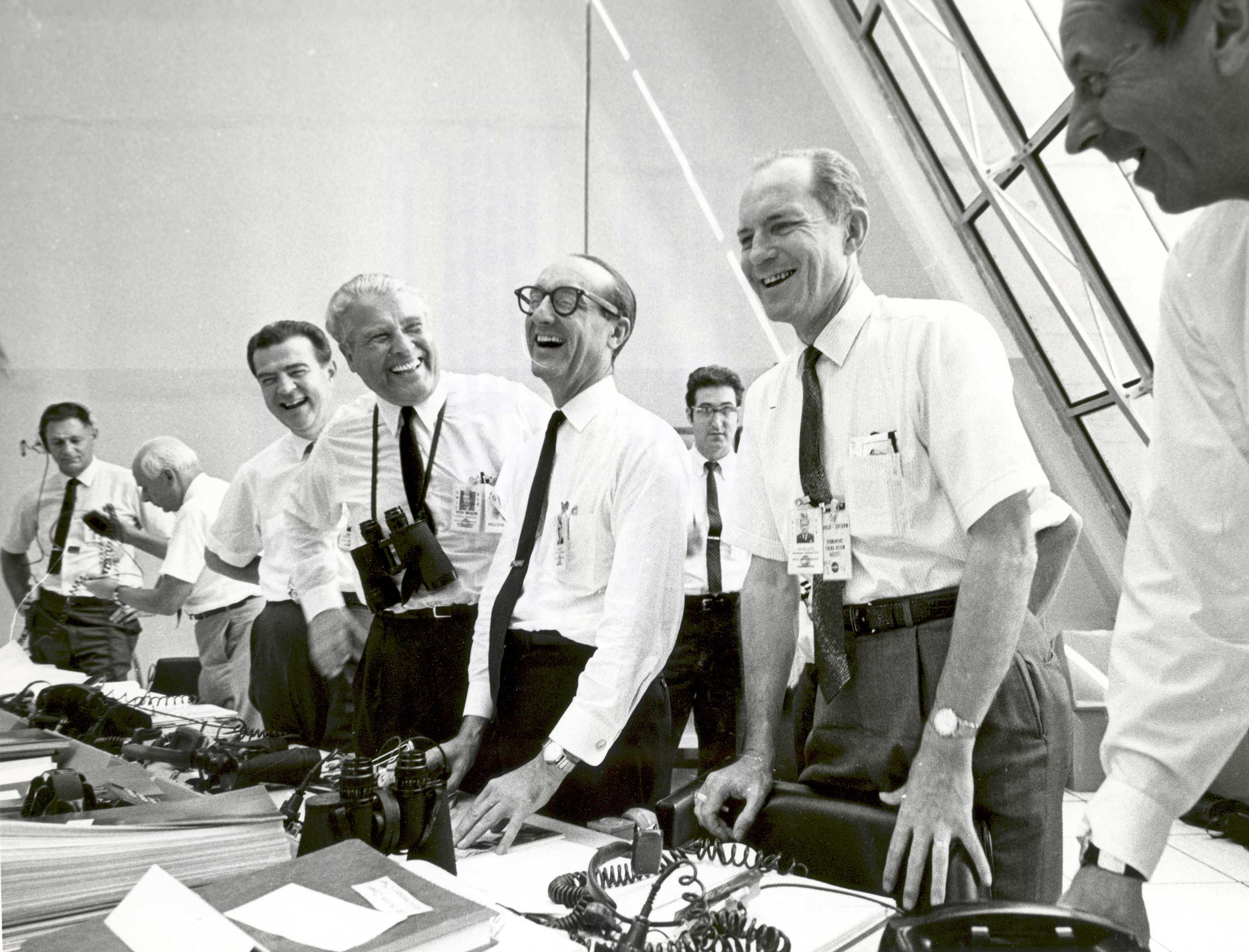 Apolo 11 - Charles W. Mathews, von Braun, George Mueller, and Lt. Gen. Samuel C. Phillips in the Launch Control Center following the successful Apollo 11 liftoff on July 16, 1969