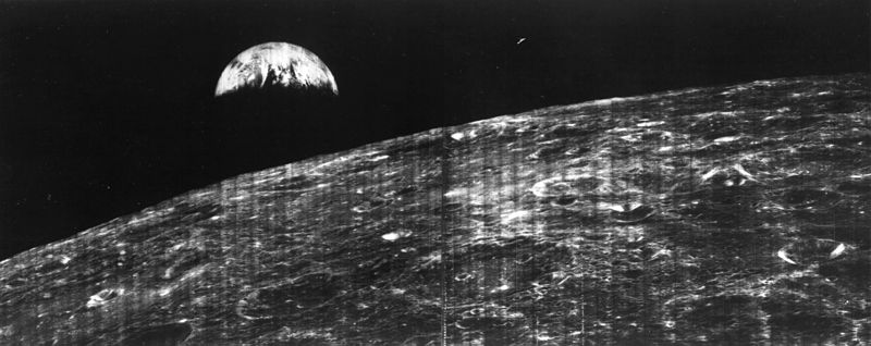 Primera foto de la Tierra vista desde la Luna transmitida el 23 de agosto de 1966 desde el Lunar Orbiter a la estación espacial de Robledo de Chavela (Madrid).