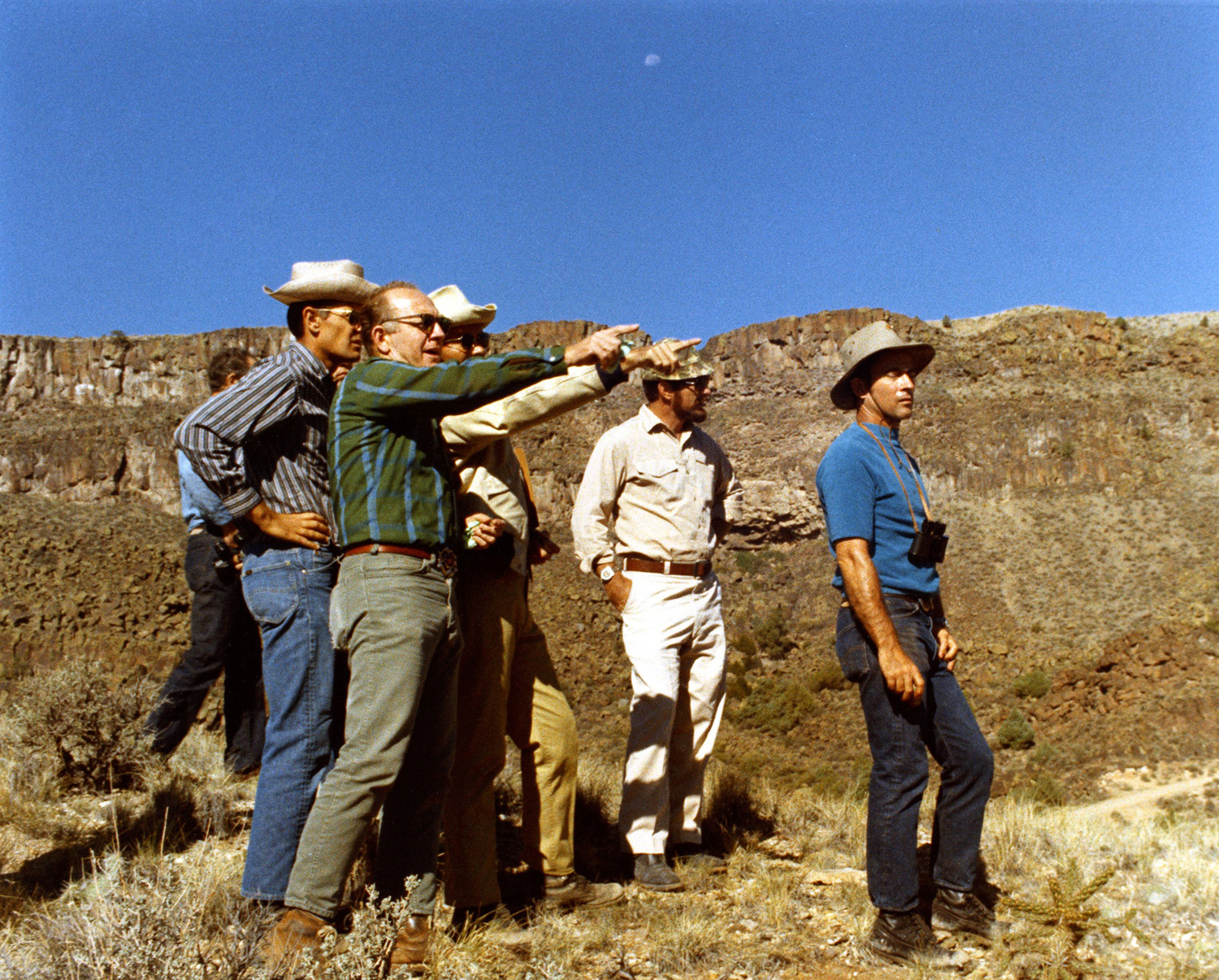 Lee Silver (con camisa verde), el geólogo de la Luna