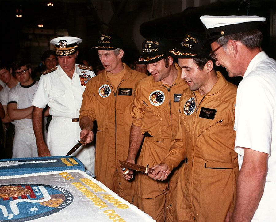 La tripulación del Apolo 17 se prepara para cortar la tarta