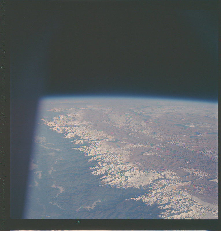 Cordillera del Himalaya desde el Apolo 7. Foto NASA: AS07-07-1748.